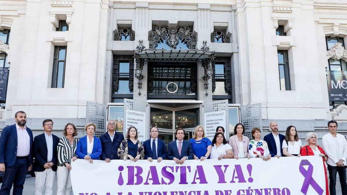 El alcalde, José Luis Martínez-Almeida, ha presidido el acto en la plaza de Cibeles
