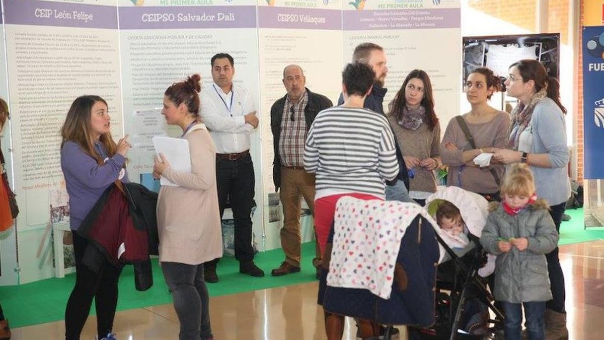 El Ayuntamiento organiza esta muestra en la que los padres que tiene que matricular a sus hijos encontrarán la amplia oferta educativa en nuestra ciudad