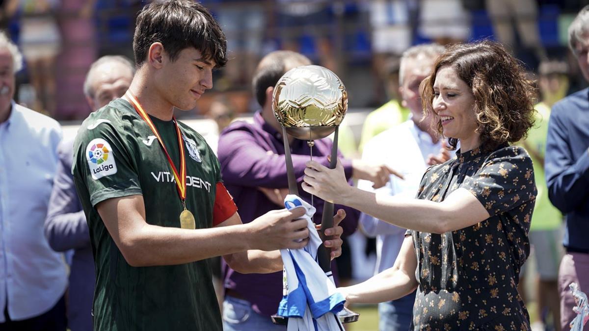 Un premio en honor a su apoyo al deporte