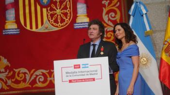 La presidenta regional impone la Medalla Internacional dela Comunidad de Madrid al presidente de Argentina