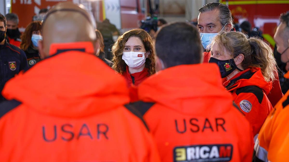 El dispositivo consta de un camión de gran tonelaje y dos vehículos con seis bomberos y tres sanitarios del SUMMA