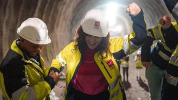 La presidenta madrileña recuerda que es la primera ampliación de la red de Metro en la última década