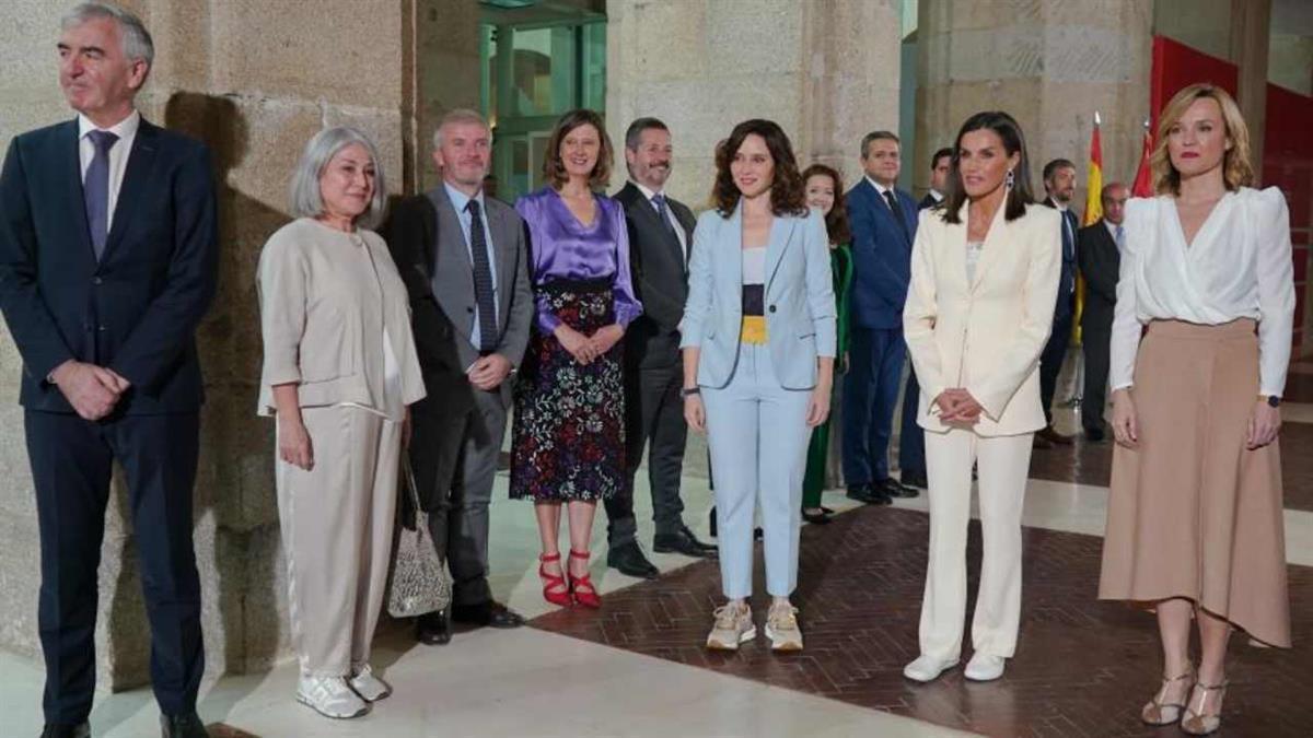 La presidenta de la Comunidad ha dado la bienvenida a los premios SM Barco de Vapor y Gran Angular