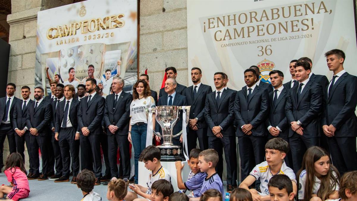 Ayuso homenajeó al club blanco tras la consecución de su 36ª Liga 