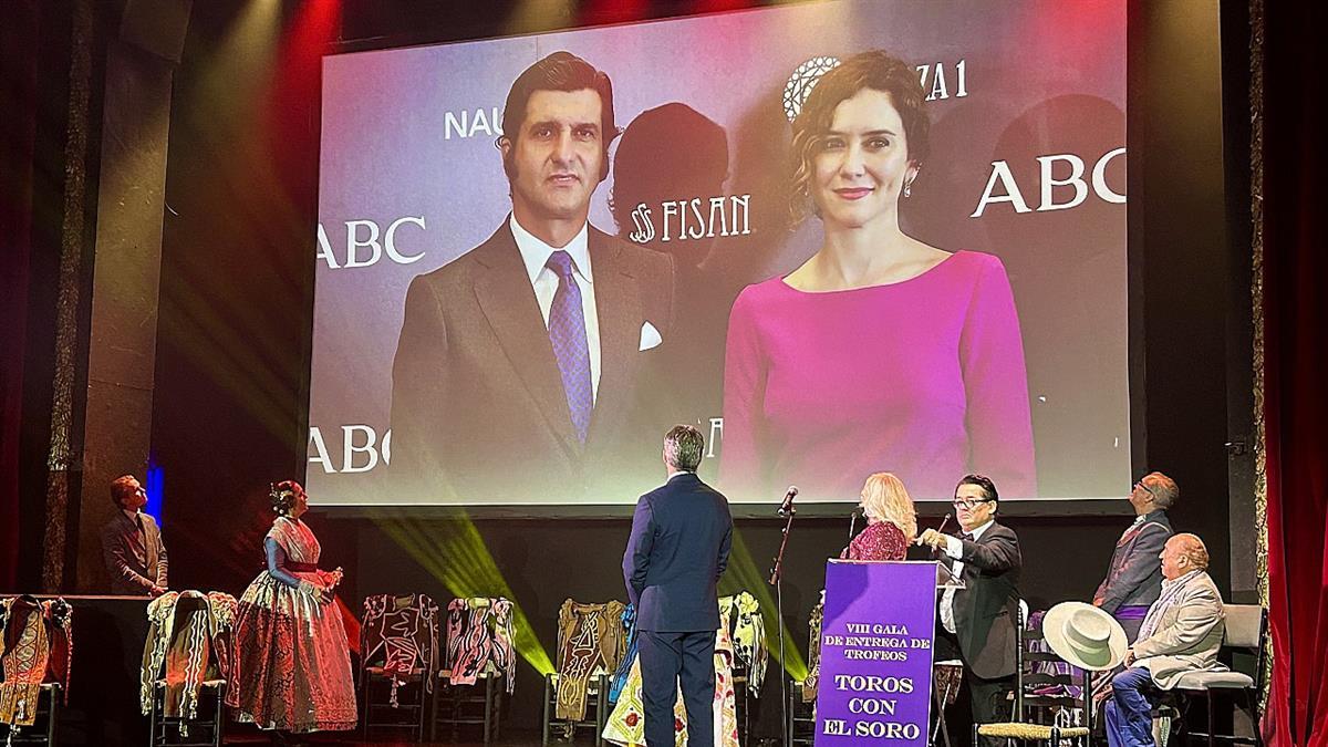 La presidenta de la Comunidad de Madrid recibe el premio 'Toros con el Soro'