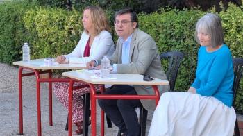 El delegado de Políticas de Vivienda y presidente de EMVS Madrid, Álvaro González, ha mantenido un encuentro con los vecinos de este barrio de Usera
