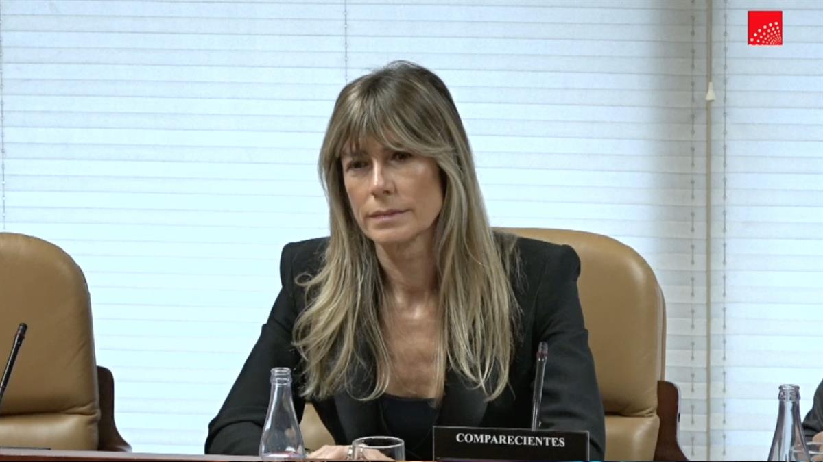 La mujer de Pedro Sánchez decide acogerse a su derecho de no declarar y asegura que la comisión es una campaña puramente política