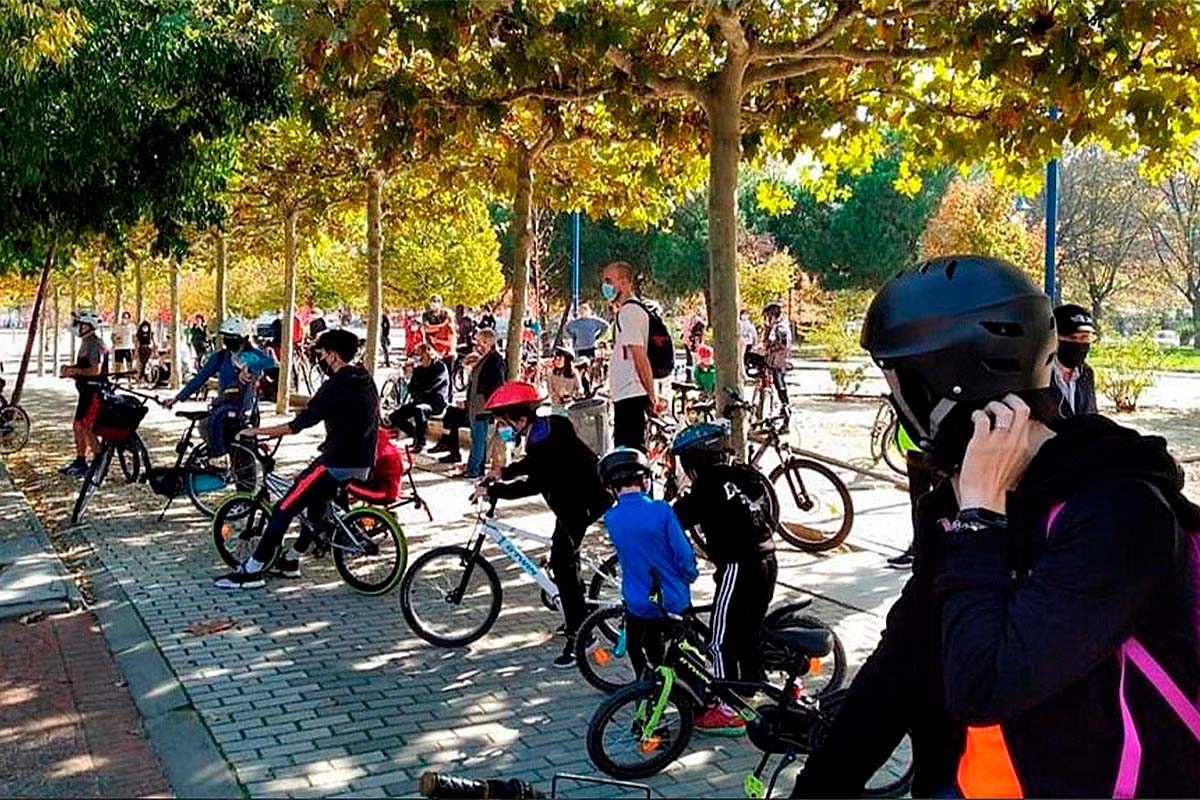 Pedalear para la creación de carriles bici separados y protegidos en las calzadas