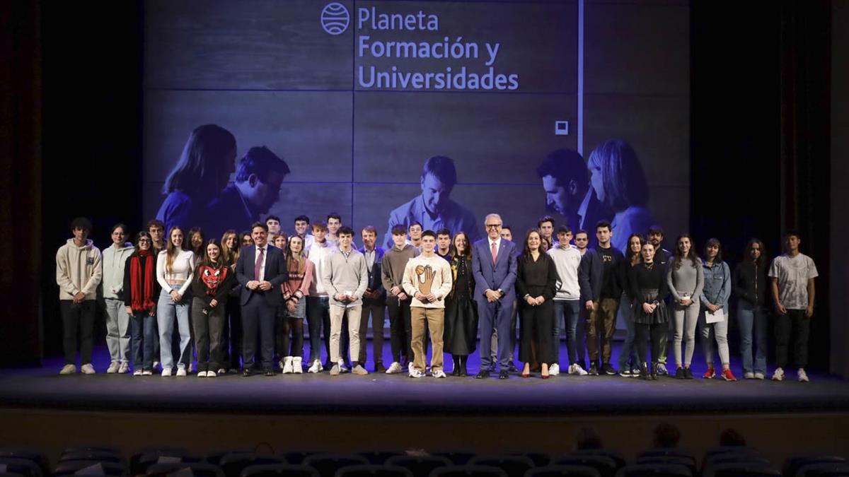 Los estudiantes han recibido una insignia con el escudo de Tres Cantos