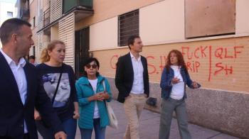 El portavoz del PSOE en Madrid ha visitado las viviendas sociales de Torrejón de Ardoz 