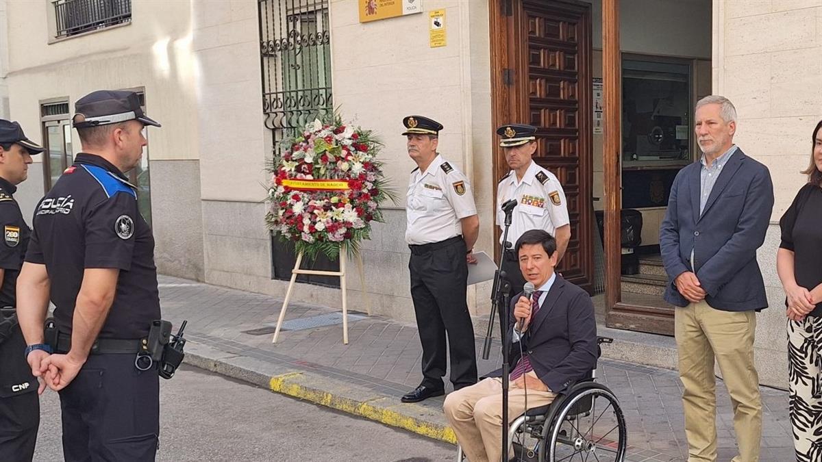 El concejal ha descubierto una placa en la Comisaría del CNP del distrito en memoria del policía nacional Deogracias Hernández, asesinado por los GRAPO hace 45 años
