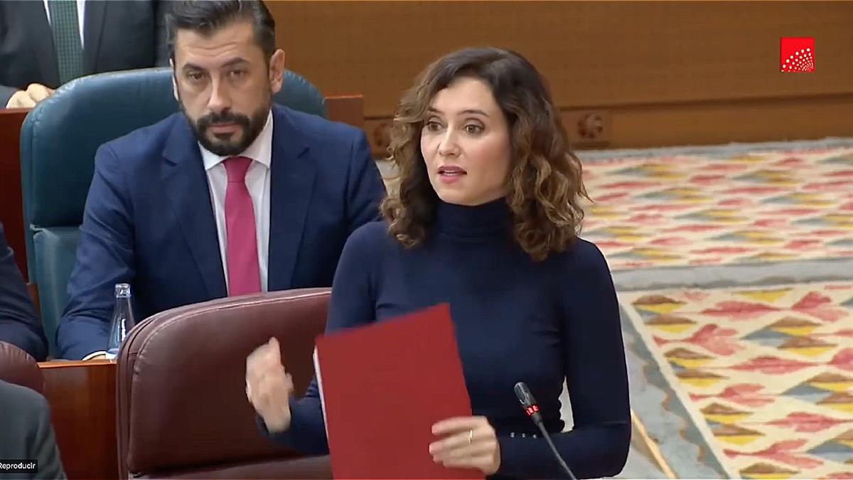 Toda la bancada del PSOE aplaude a la presidenta de Isabel Díaz Ayuso cuando habla de corrupción