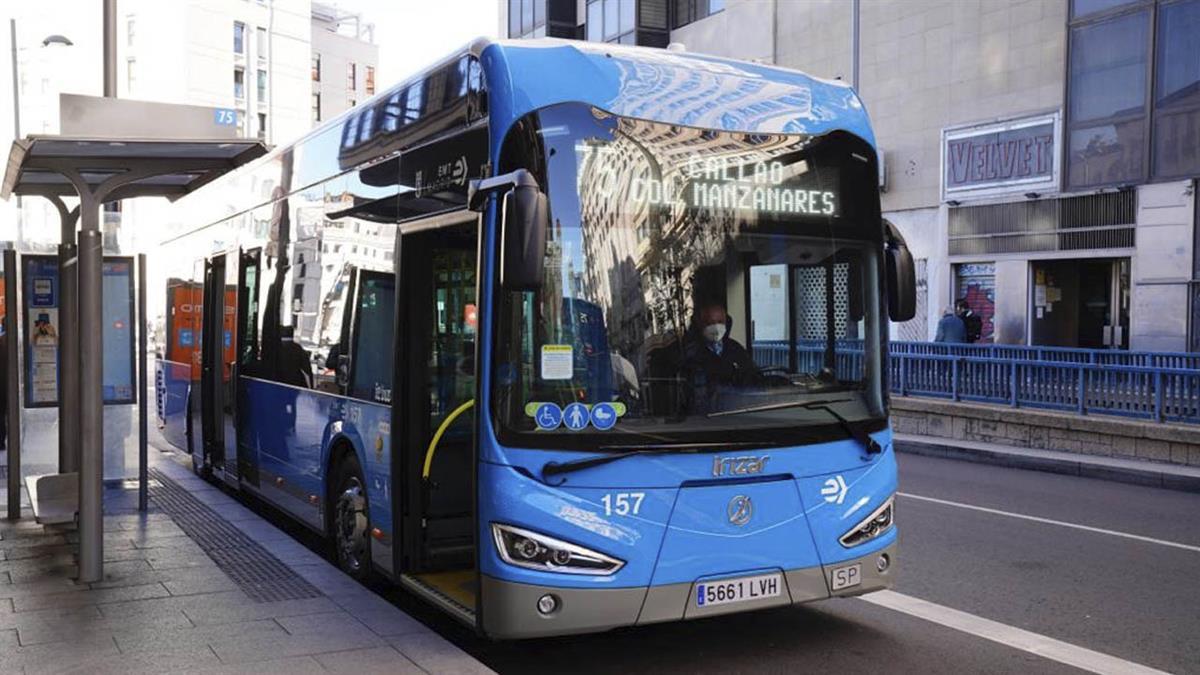 Sus autobuses circulan por vías de tráfico denso, como Gran Vía, plaza de España, cuesta de San Vicente y paseo de la Florida