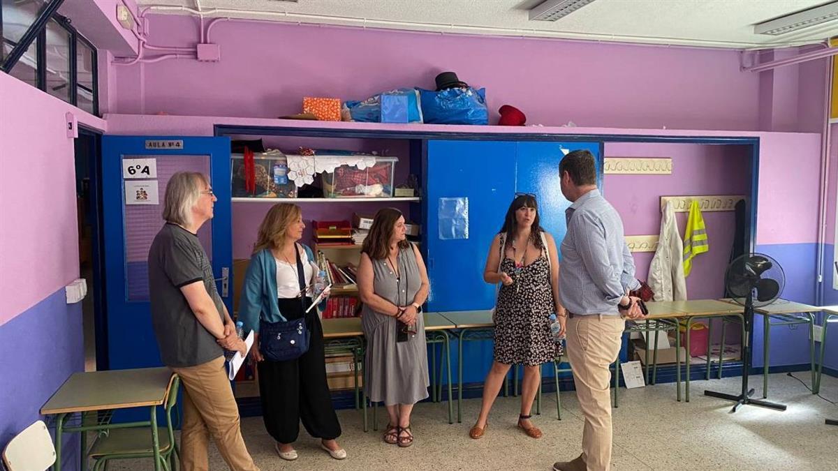 El concejal del distrito, Alberto González Díaz, ha visitado esta mañana el campamento del CEIP Amadeo Vives al que asisten 100 chavales de entre 3 y 16 años
