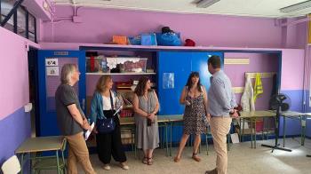 El concejal del distrito, Alberto González Díaz, ha visitado esta mañana el campamento del CEIP Amadeo Vives al que asisten 100 chavales de entre 3 y 16 años
