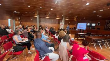 El concejal del distrito, Orlando Chacón, ha presentado esta iniciativa que cuenta con una guía para las familias
