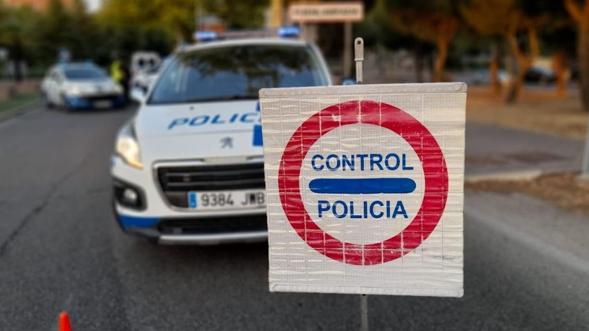 Conducir hablando por teléfono móvil multiplica por cuatro el riesgo de accidente y las consecuencias se equiparan a hacerlo bajo los efectos del alcohol  