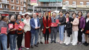 El Ayuntamiento instala una señalización bilingüe en Usera para concienciar sobre el abandono de residuos