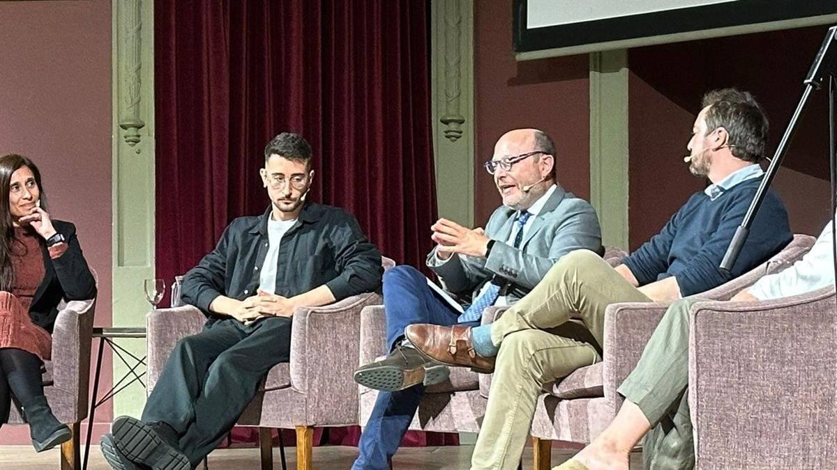 El delegado de Políticas Sociales, Familia e Igualdad ha moderado un coloquio sobre esta realidad en el Ateneo de Madrid
