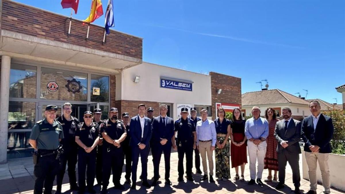 El consejero Novillo ha visitado la sede de la Policía Local