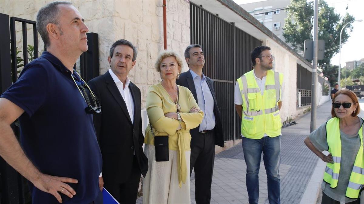 La delegada de Obras y Equipamientos ha visitado una de las actuaciones que se está llevando a cabo junto al Centro de Mayores San Benito, en Hortaleza
