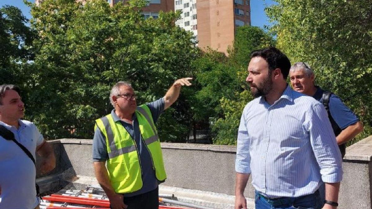 El concejal del distrito, Ángel Niño, visita los CEIP Javier de Miguel y Tolosa Latour

