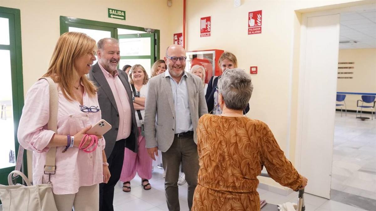 El delegado del área social, José Fernández, y el concejal de Vicálvaro, Ángel Ramos, han visitado el taller ‘Aprende a usar tu móvil’ en el CMM Daroca
