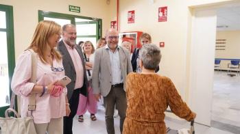 El delegado del área social, José Fernández, y el concejal de Vicálvaro, Ángel Ramos, han visitado el taller ‘Aprende a usar tu móvil’ en el CMM Daroca
