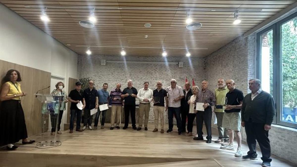 El concejal del distrito, Jaime González Taboada, ha entregado esta mañana los premios a los ganadores de los campeonatos de mus, tute, billar, petanca y parchís
