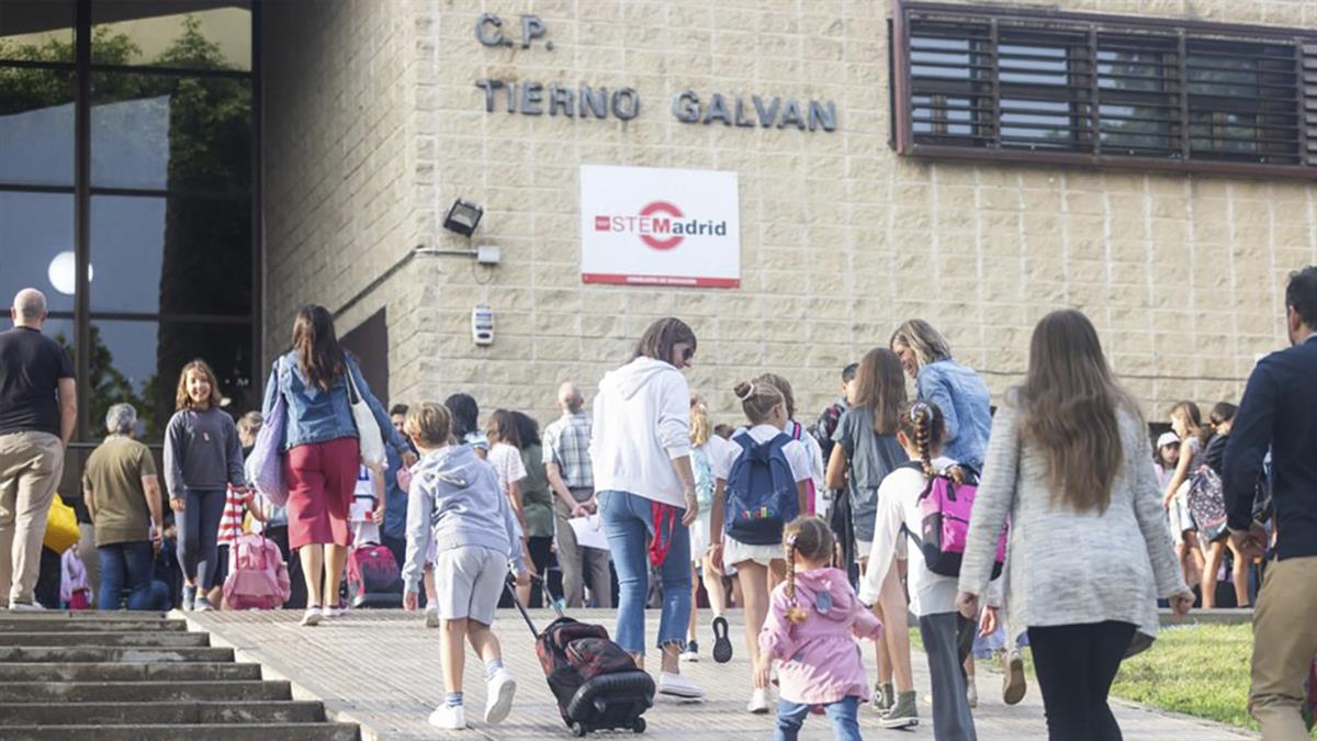 El alcalde da la bienvenida a un nuevo curso con aulas reformadas 
