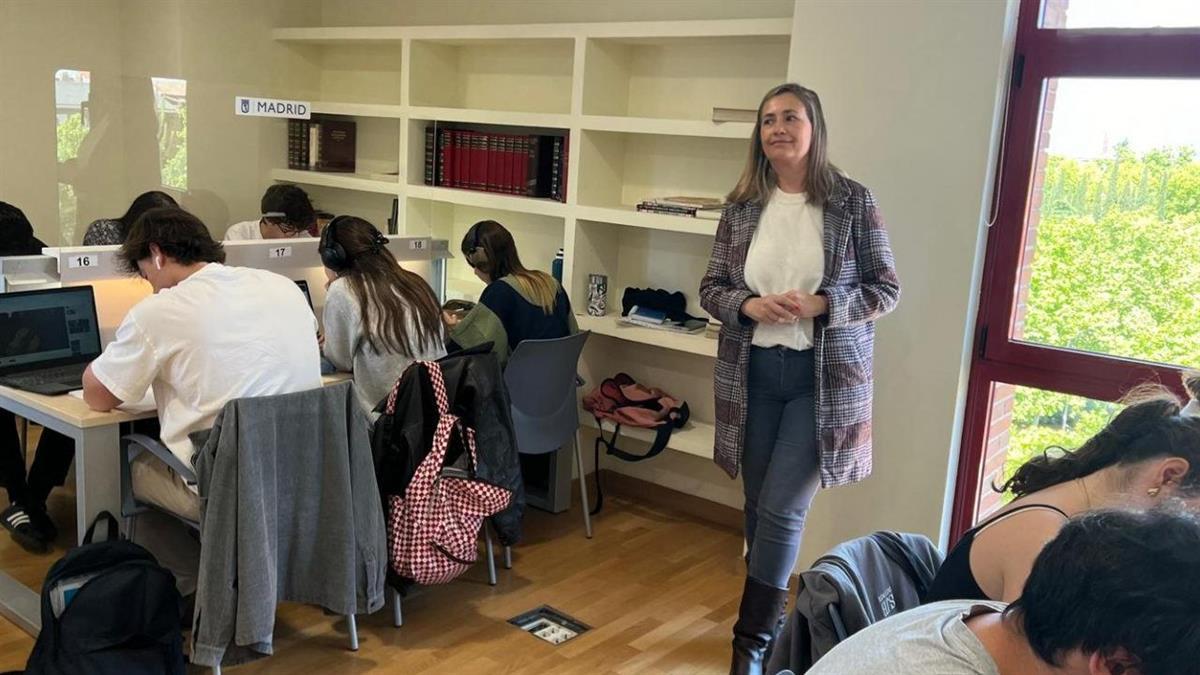 Yolanda Estrada, concejala del distrito, ha visitado hoy el Centro Sociocultural Juvenil Luis Gonzaga, donde se ubican estos espacios
