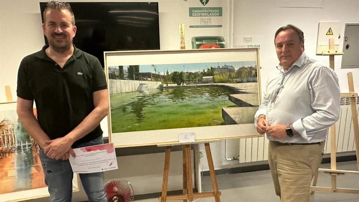 El concejal del distrito, Jaime González Taboada, ha entregado hoy los premios de los certámenes de pintura rápida y del diseño del cartel de las fiestas 2024
