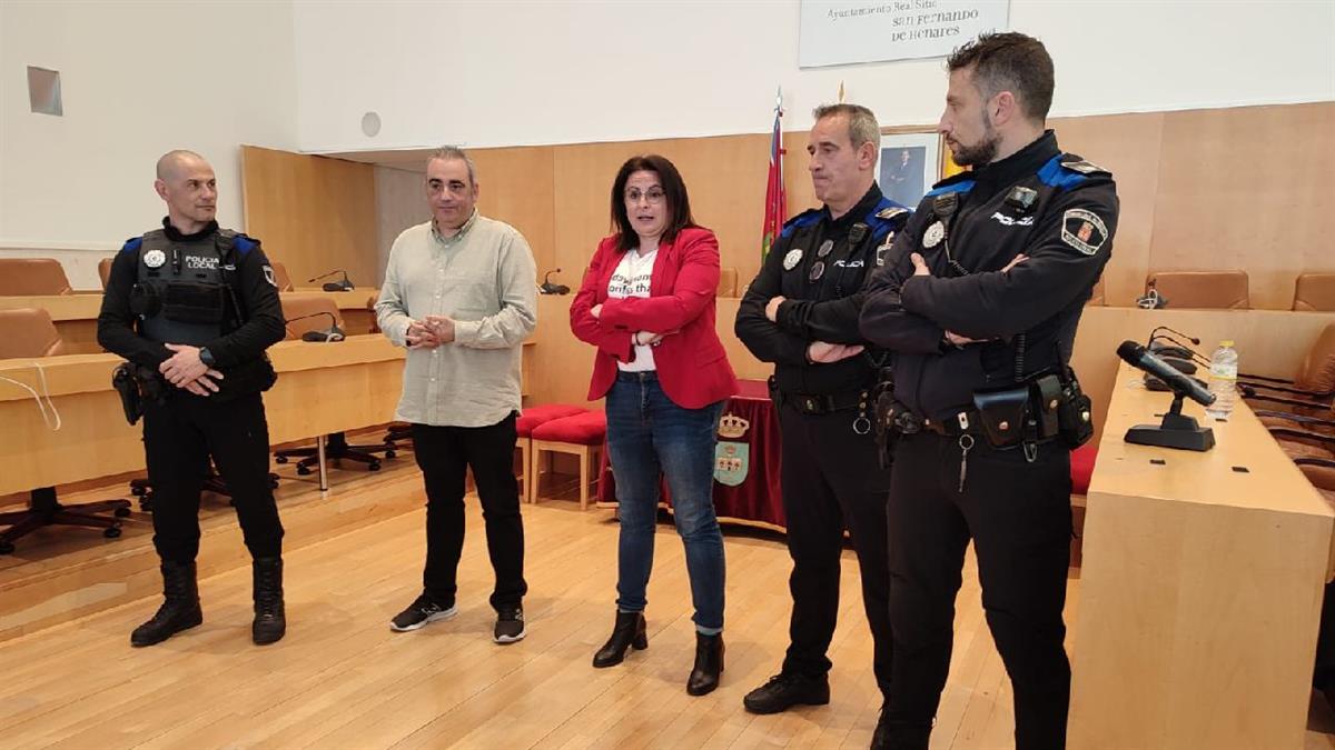 Se han reunido alumnos y agentes de la Policía Local para conocer su labor de primera mano