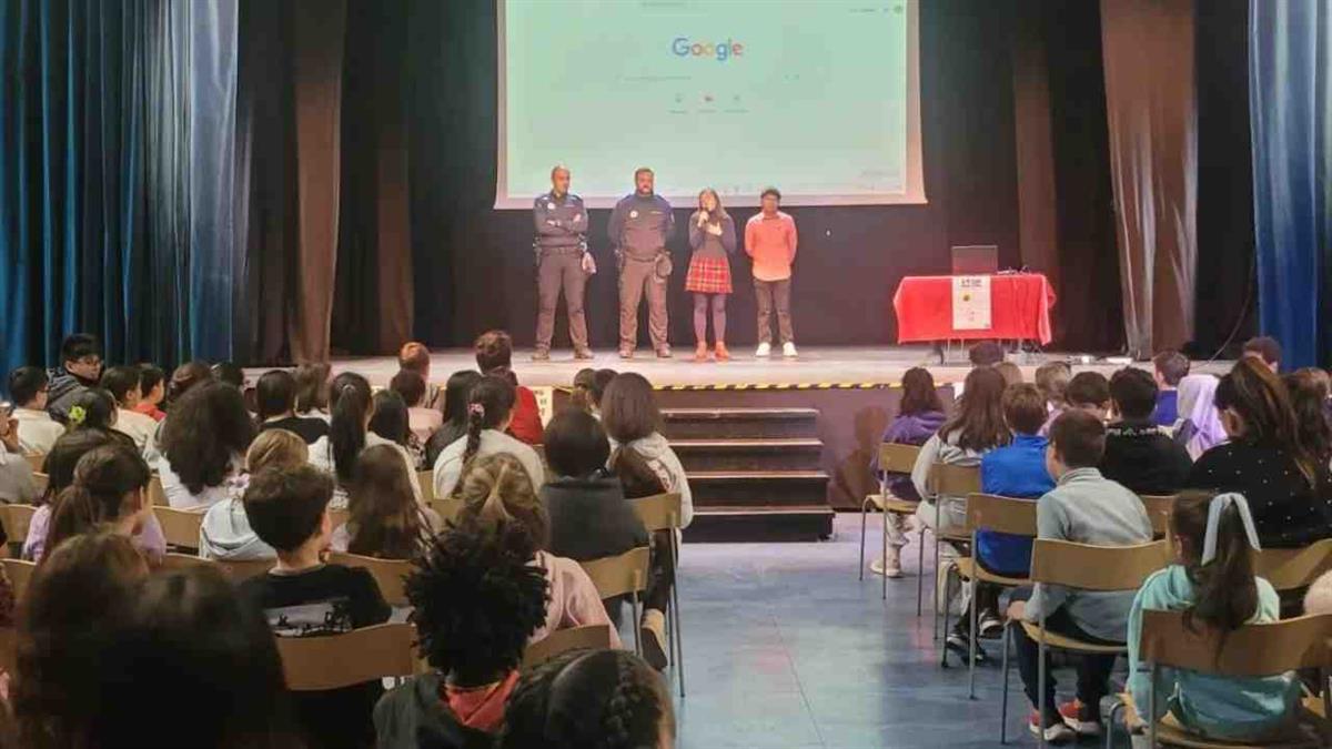 En la charla organizada por el ayuntamiento han participado 200 alumnos