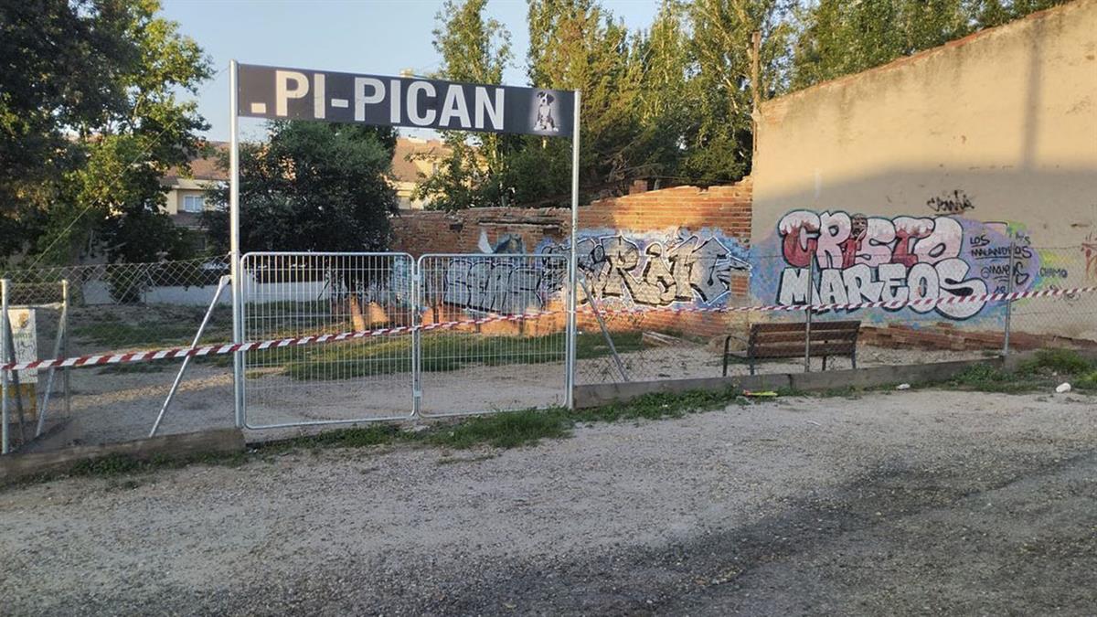 La demolición del edificio situado junto al parque lo mantendrá cerrado esta semana