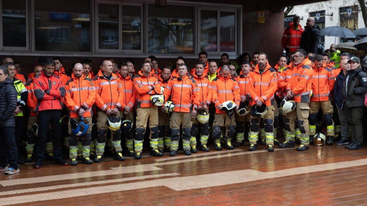 El Ayuntamiento ha decretado tres días de luto, y se han guardado cinco minutos de silencio