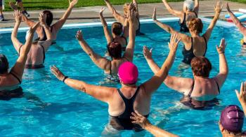 La piscina municipal acoge esta nueva actividad para mayores de 65 años