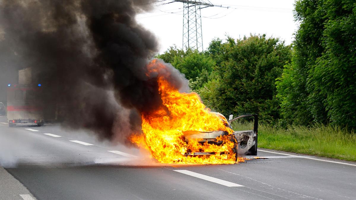 El fuego aún no ha sido sofocado por los Bomberos y el carril es único, por lo que hay que pasar al lado del vehículo en llamas