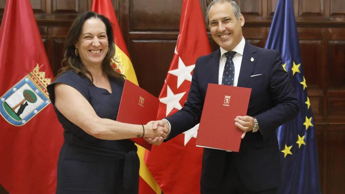 La coordinadora general de la Alcaldía, Inmaculada Sánchez-Cervera, y el decano del ICAM, Eugenio Ribón, han firmado un convenio en el Palacio de Cibeles
