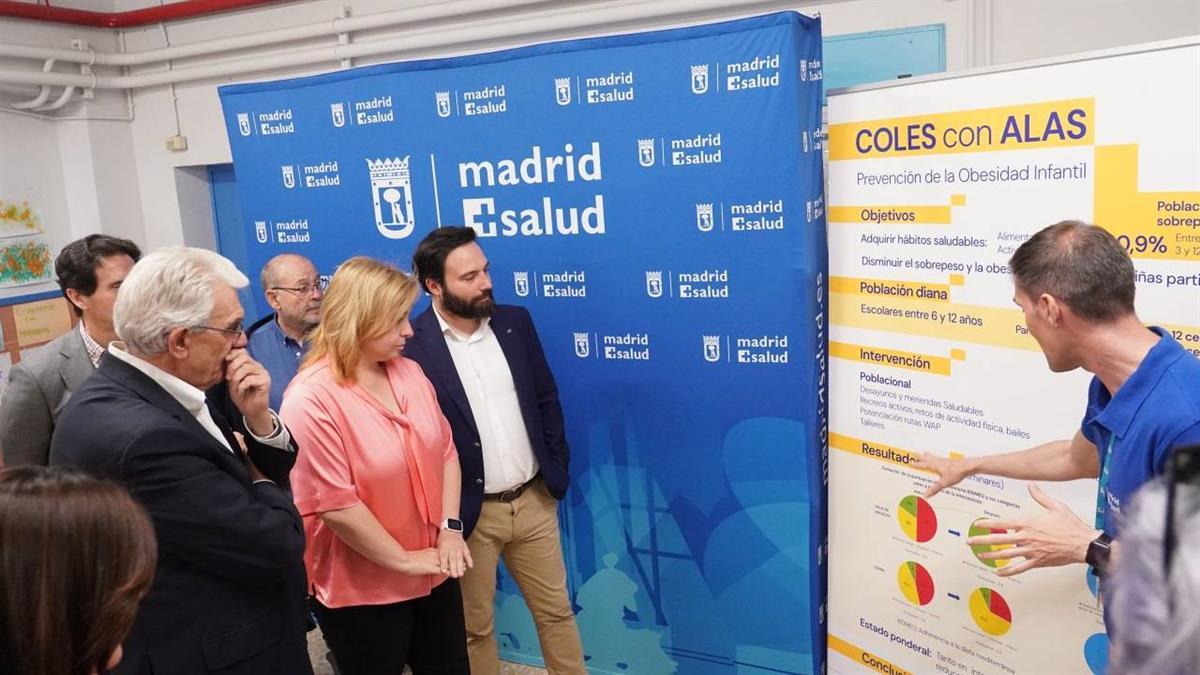 La vicealcaldesa ha acudido al CEIP Concha Espina tras mantener una reunión en la Junta Municipal de Distrito para abordar las necesidades de Puente de Vallecas
