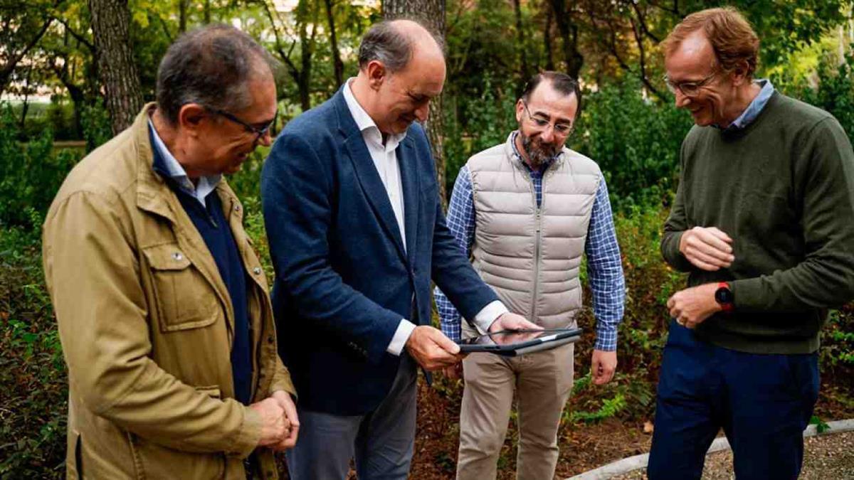 El consejero de Digitalización, Miguel López-Valverde, ha visitado la ciudad 