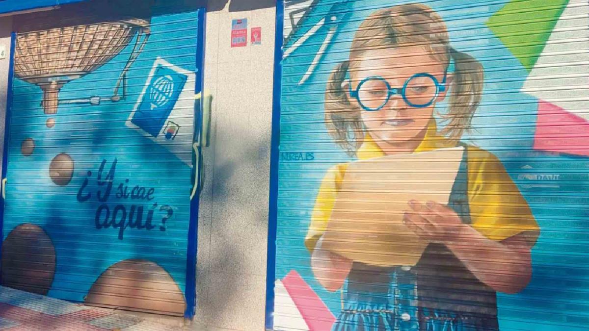 El Ayuntamiento anima a los comercios a transformar sus cierres con intervenciones artísticas
