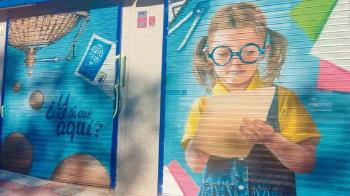 El Ayuntamiento anima a los comercios a transformar sus cierres con intervenciones artísticas
