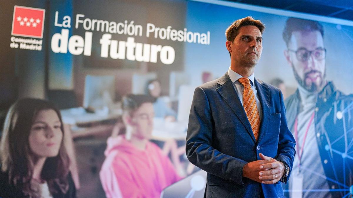 El consejero de Educación, Emilio Viciana, visitó el Instituto Luis Vives de Leganés