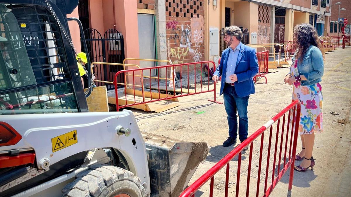 El alcalde y la concejala responsable de Servicios a la Ciudad visitan la zona reformada 