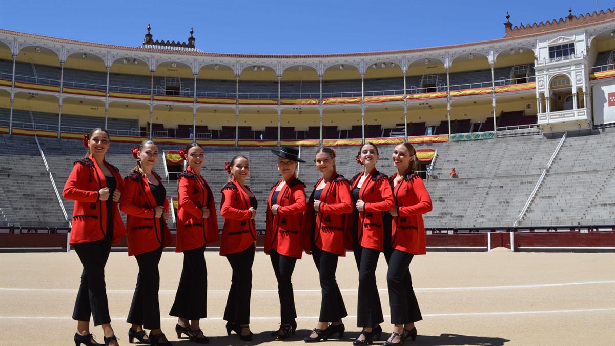 Las chicas fueron las encargadas de clausurar la exposición de pintura de Emilio Fernández-Galiano