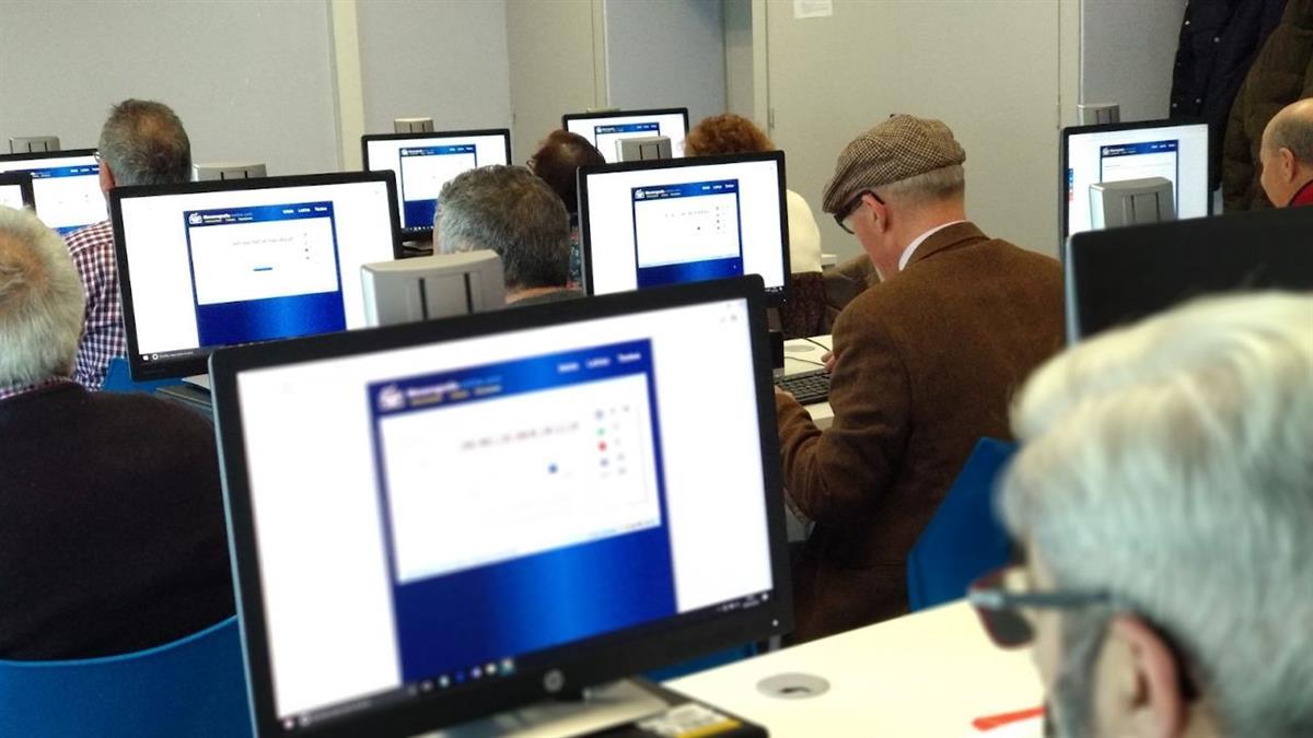 Un centenar de personas mayores participan en los cursos de manejo de teléfonos móviles