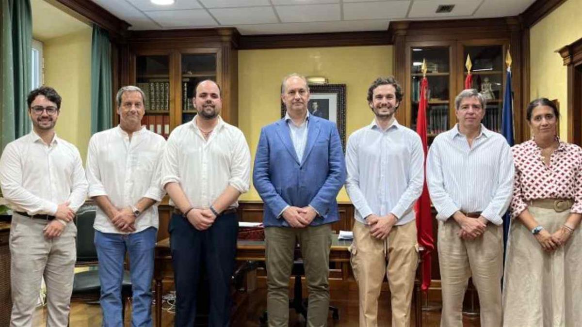 El consejero de Digitalización, Miguel López-Valverde, se ha reunido con el alcalde