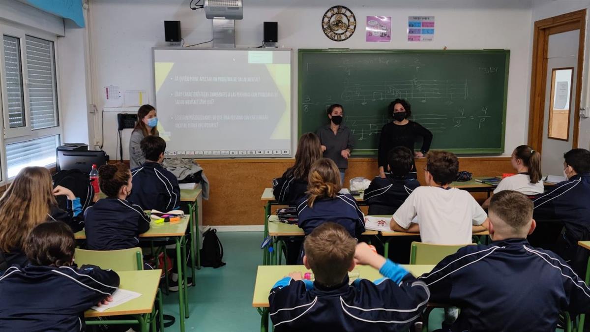 Un equipo profesional compuesto por una psicóloga y tres educadoras sociales de la Fundación han dado 4 sesiones a más de 50 alumnos y alumnas de 3º de la ESO 