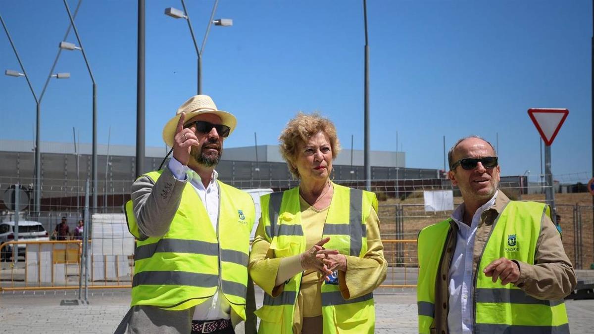 La delegada de Obras y Equipamientos, Paloma García Romero, ha supervisado esta mañana los trabajos que se están realizando en el distrito de Usera
